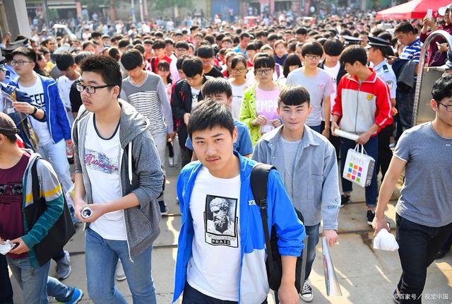 武汉熊导航报道：去年考上清华都不去的男孩，今年查分显示全省前31名，什么叫学霸