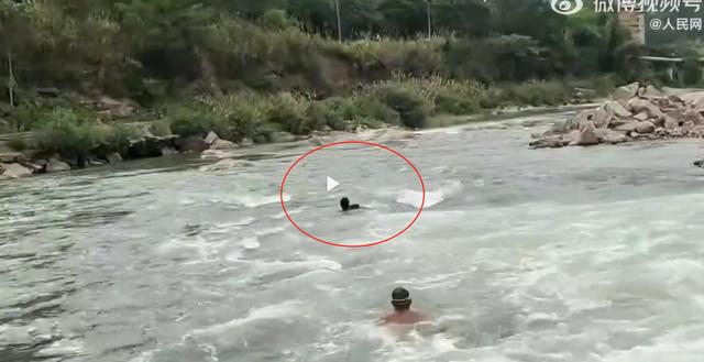 女子被吸入暗流，50岁男子奋不顾身救援，大叔你好帅，点赞