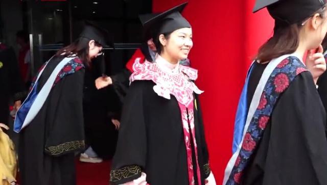 北大女生穿马面裙参加毕业典礼，弘扬中国传统文化，惊艳全场！