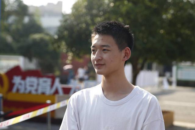 恭喜！“敬礼娃娃”郎铮被北大录取，如愿圆梦北大，外交梦有望