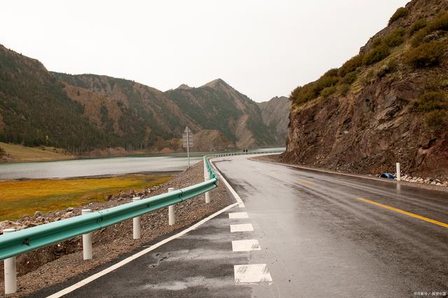 游客在日喀则349国道边停车拍照，工作人员：没买票不能拍照