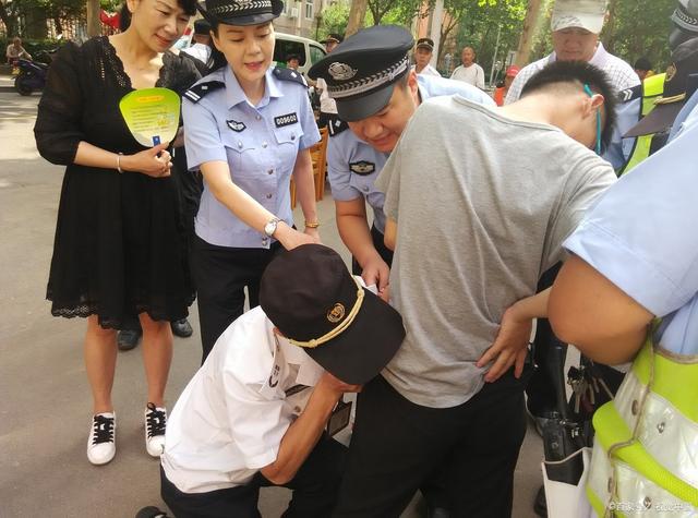 城管威胁摊贩：“不删视频影响孩子考公”？忽视公权，哪来的底气