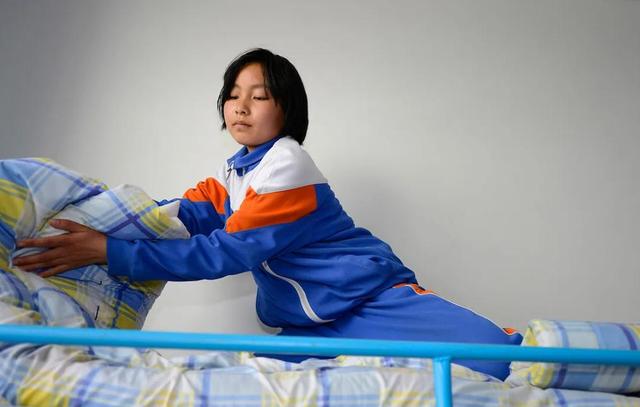 深圳同志导航报道：当代学生宿舍有多惨：河南116人同住一个宿舍，四川女寝还没门？