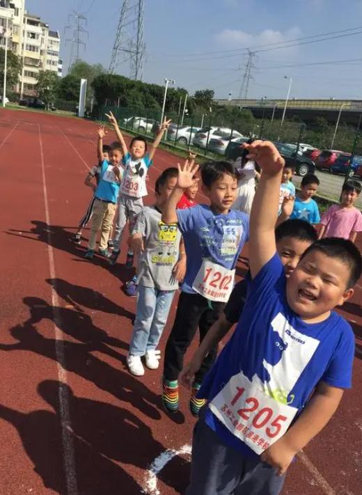 深圳同志导航报道：男女比例严重失调，全班40多人却没有一个女生，家长愁的要哭了