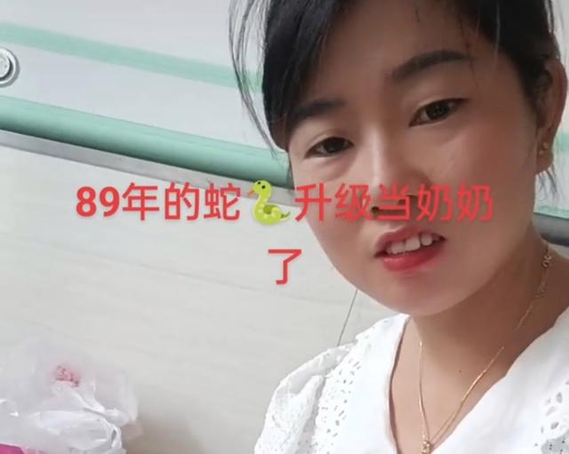 熊导航报道：34岁女子当奶奶，抱着刚出生的孙子炫耀，网友表示一点也不羡慕