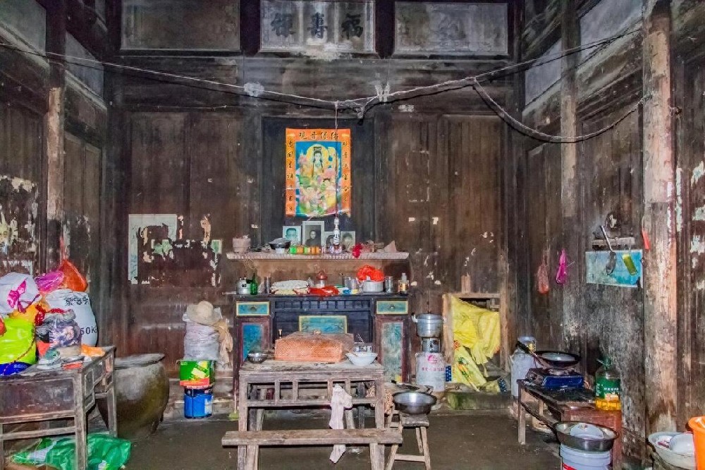 熊导航报道：农村兴起的冷门生意：为老人拍照，相框销售火爆