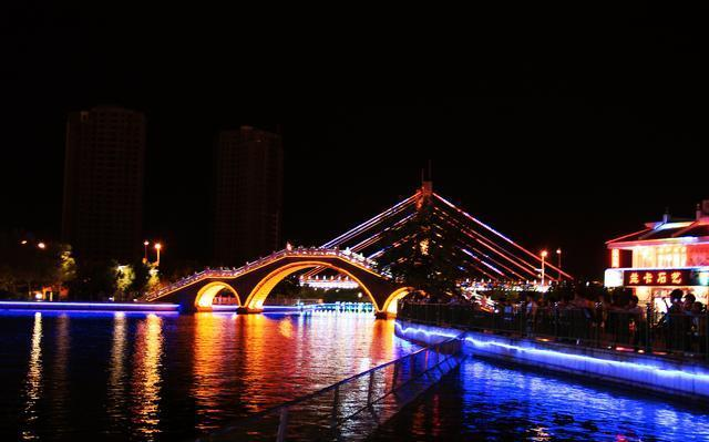 深圳同志导航报道：深度游览新疆：探索50个国内风景胜地