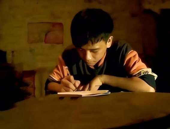 深圳同志导航：坎坷儿时，北大之路：广西男孩13岁父母双亡，捡垃圾烂水果度日，6年后竟被北大录取