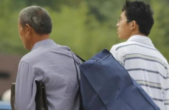 逃避现实：新型啃老模式下年轻人的选择