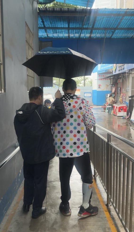 坚韧之父：开网约车的脑瘫儿子