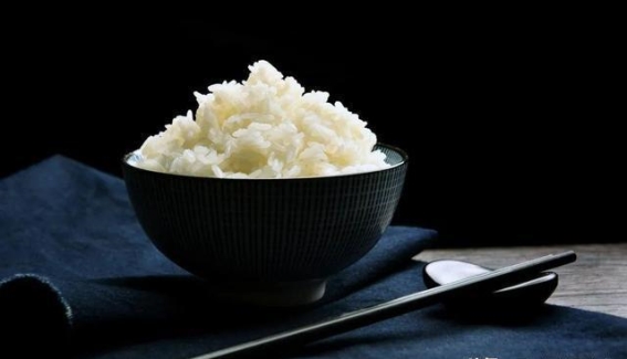 遇到鱼刺卡喉，不要再尝试土方法！这种安全有效的方法才是正解