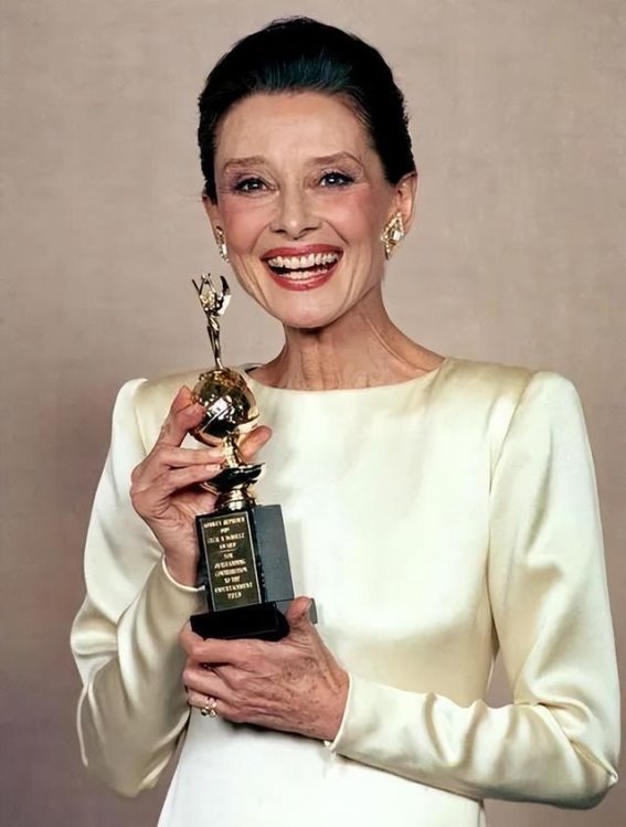 冬日优雅之选：白色时尚重现