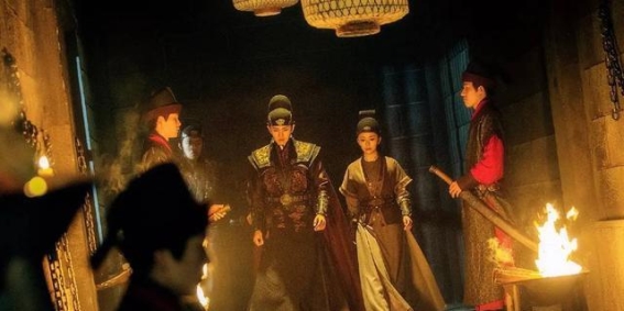 《锦衣之下》：解析精彩细节，识破穿帮片段