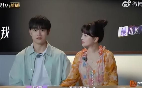 金莎携手小19岁男友登台，年龄差异引争议，恋情真实性受质疑！