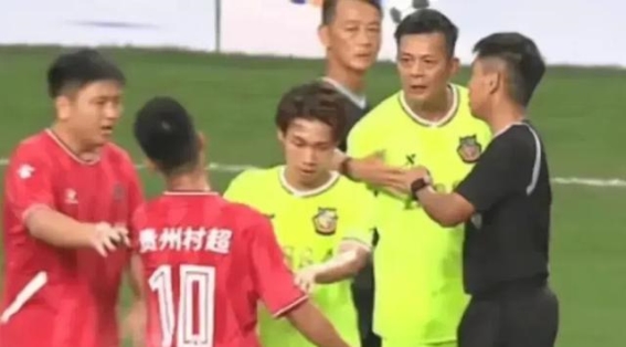 足球场上的风波：黄日华的一脚失足，引发球迷困扰