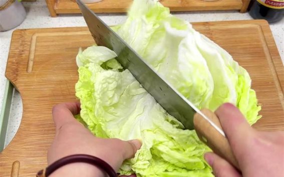 寒冬里的美味创新——番茄白菜肥牛锅，温馨下饭好滋味