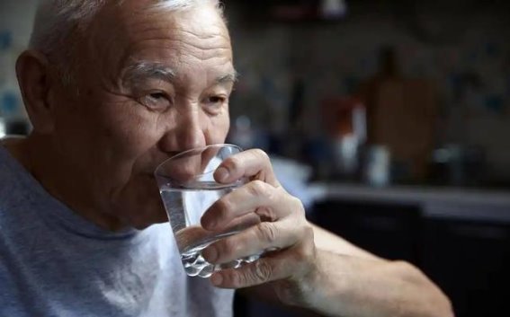 4个信号说明你可能缺锌，医生提醒：做好这3件事，助力补锌