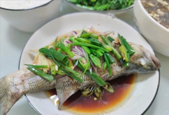 老年人应少吃的三种食物，它们可能伤害大脑