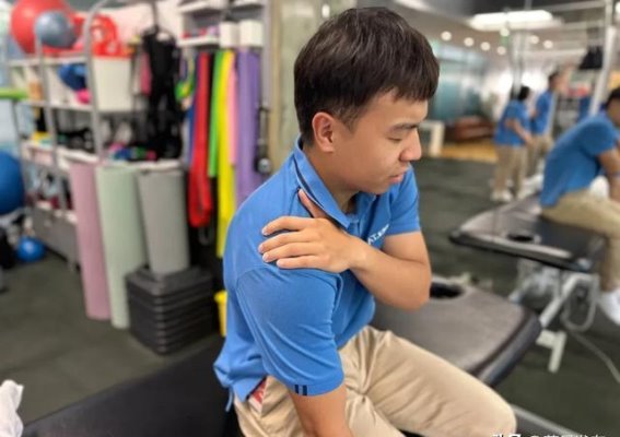 长期保持“投降式”睡姿可能对健康造成这些影响