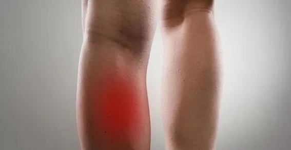 一盆热水毁掉“年轻白领”的双腿？泡脚背后真相令人后怕！