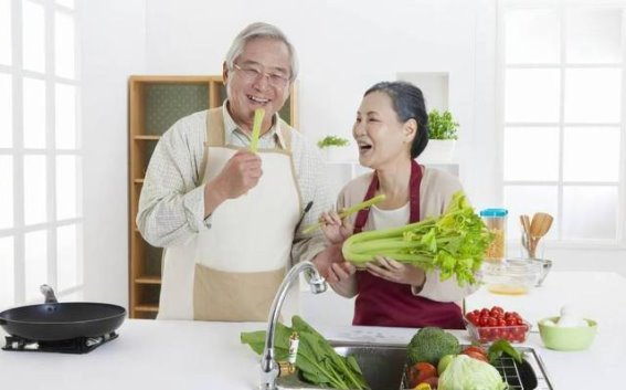 老年人腿部抽筋频发，医生提醒：补充这些维生素很关键