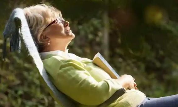 晒太阳到底是养生，还是潜藏风险？医生提醒：老人晒太阳时要注意这些要点