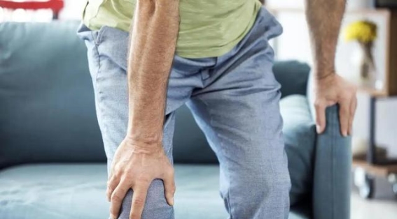 老年骨质流失的秘密，如何避免摔倒，保持轻快步伐