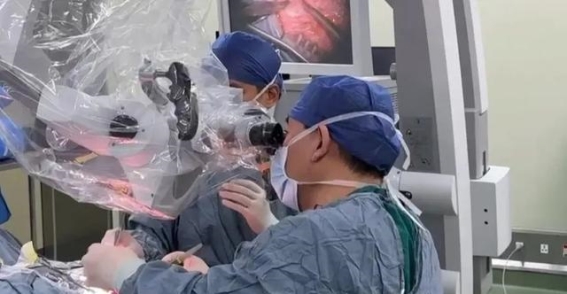 65岁男子面瘫困扰一年多，创新手术助其重拾笑容