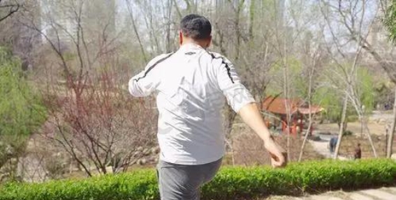 冬季散步对老年人的健康影响及注意事项