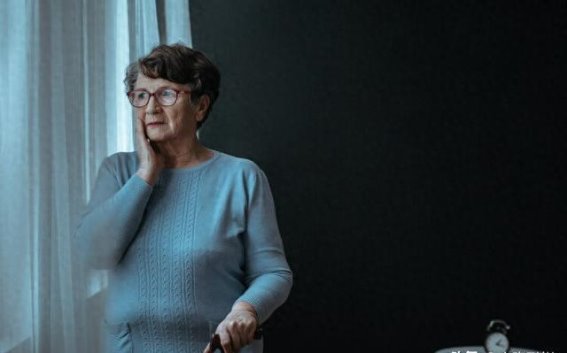 警惕阿尔茨海默病：50岁后改变这4个坏习惯，为健康加分