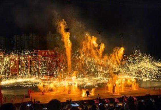 打铁花与中国功夫的融合：火花中的传统与力量