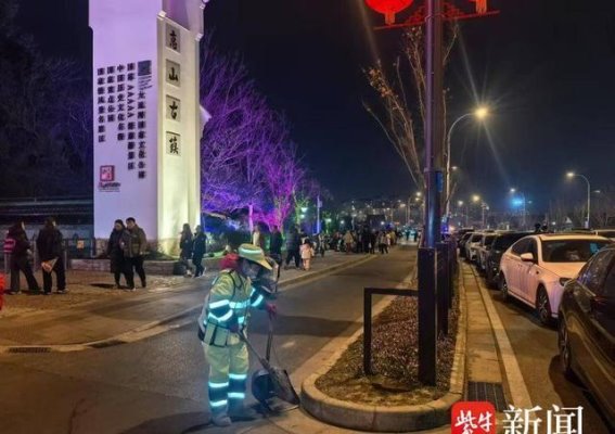 惠山古镇迎新春 游客激增 城管全力护航