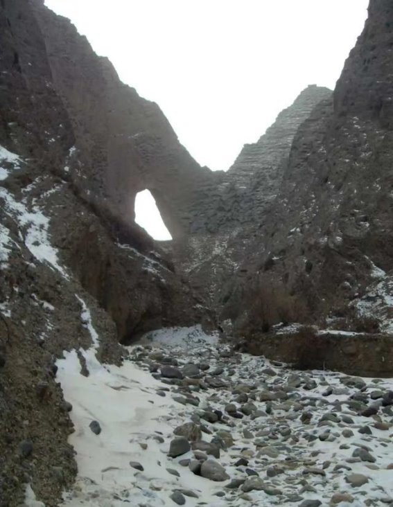 穿越天门——探访西天山的壮丽奇观