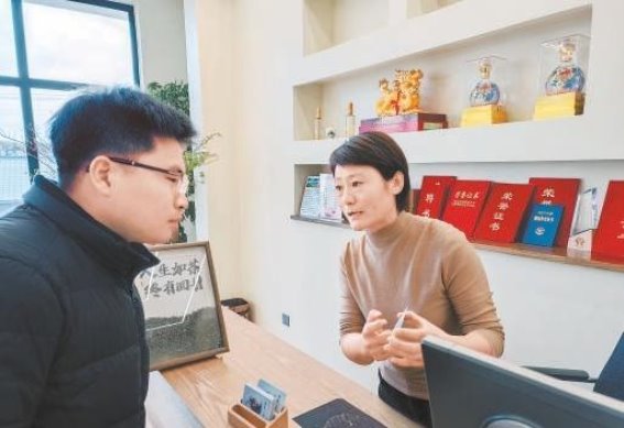 温泉村的温暖生活：从寒冷冬日到宜人之地