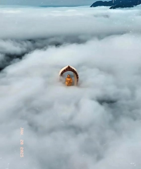 庐山云雾中的东林大佛：天神降临般的奇幻景象