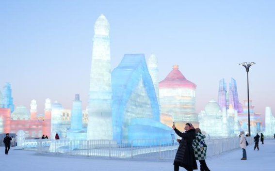 哈尔滨冰雪大世界：冰雪之梦的告别与期待