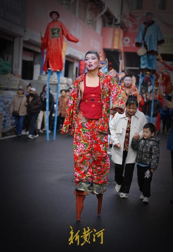 二月二龙抬头庆典：高跷表演展现民俗风采