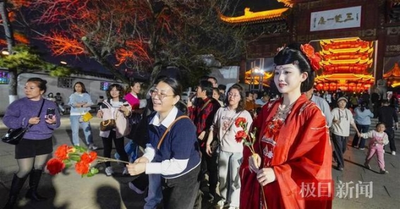 夜上黄鹤楼：春光与国风交织的奇妙之夜