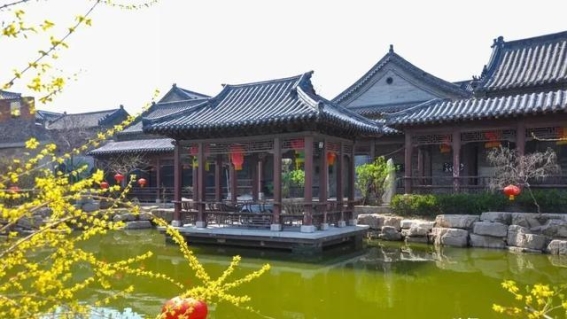 冬日的节庆：在雪景与灯火中探寻年味