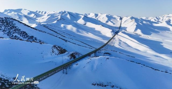 呼图壁的空中煤运：科技与生态的双重奏