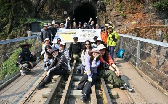 从春风到秋叶：城市与自然的对话