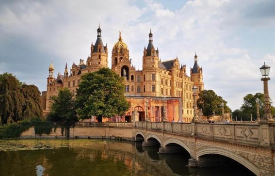 什未林城堡：水上奇迹的建筑与历史之美