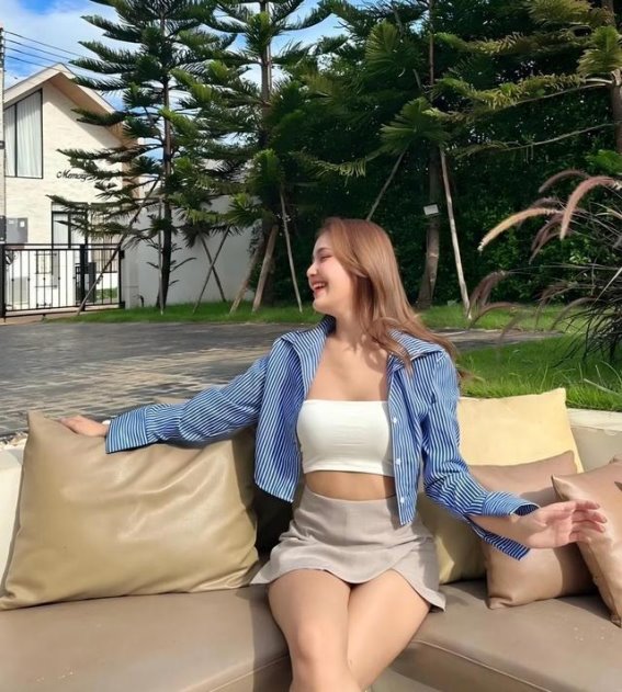 在夕阳余晖下的海岸漫游