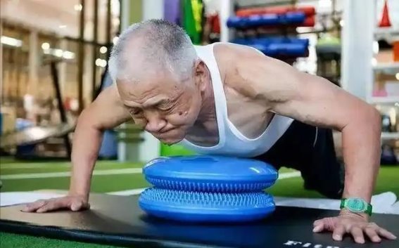 冬天老年人如何增强免疫力，保持健康