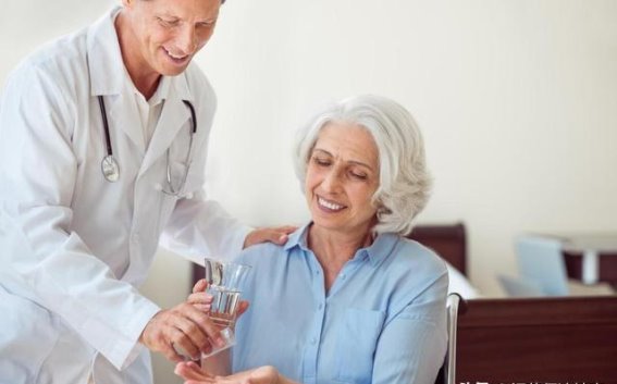 黄昏恋中的药物依赖：中老年人维持夫妻生活需警惕的健康陷阱