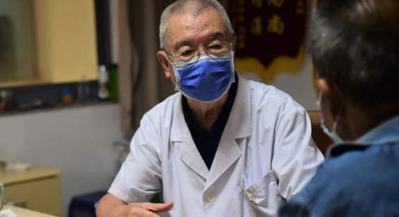 56岁大叔因前列腺癌离世，医生提醒睡前3个习惯危害前列腺，男性别再忽视