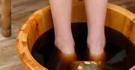 冬季老年人泡脚后的隐患，如何避免致命危险