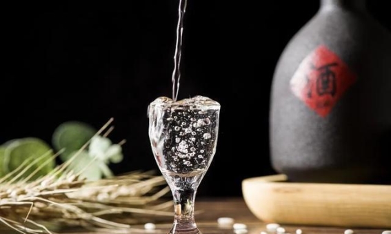 肝脏保养的关键：远离“2白”，通过简单动作养护肝脏