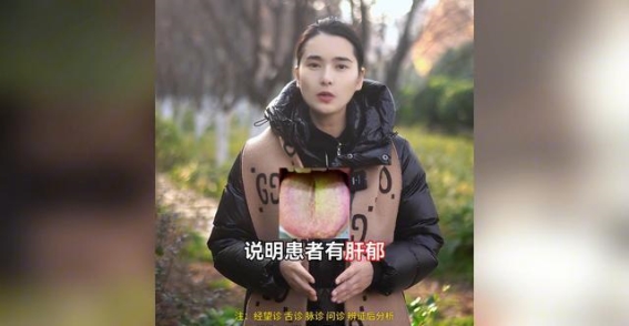 舌面裂纹黄腻苔的警示：身体多重问题暗藏其中
