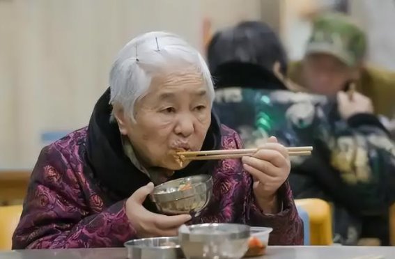 医生的建议：70岁以上老人，远离这些食物，保护身体健康